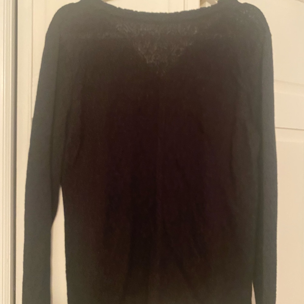 Pretty top! Little lace and classic!
